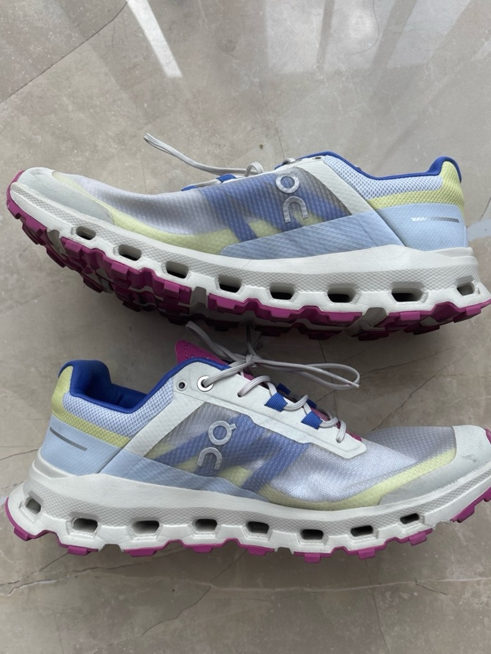Women’s On Cloud’s - Picture 1 of 3